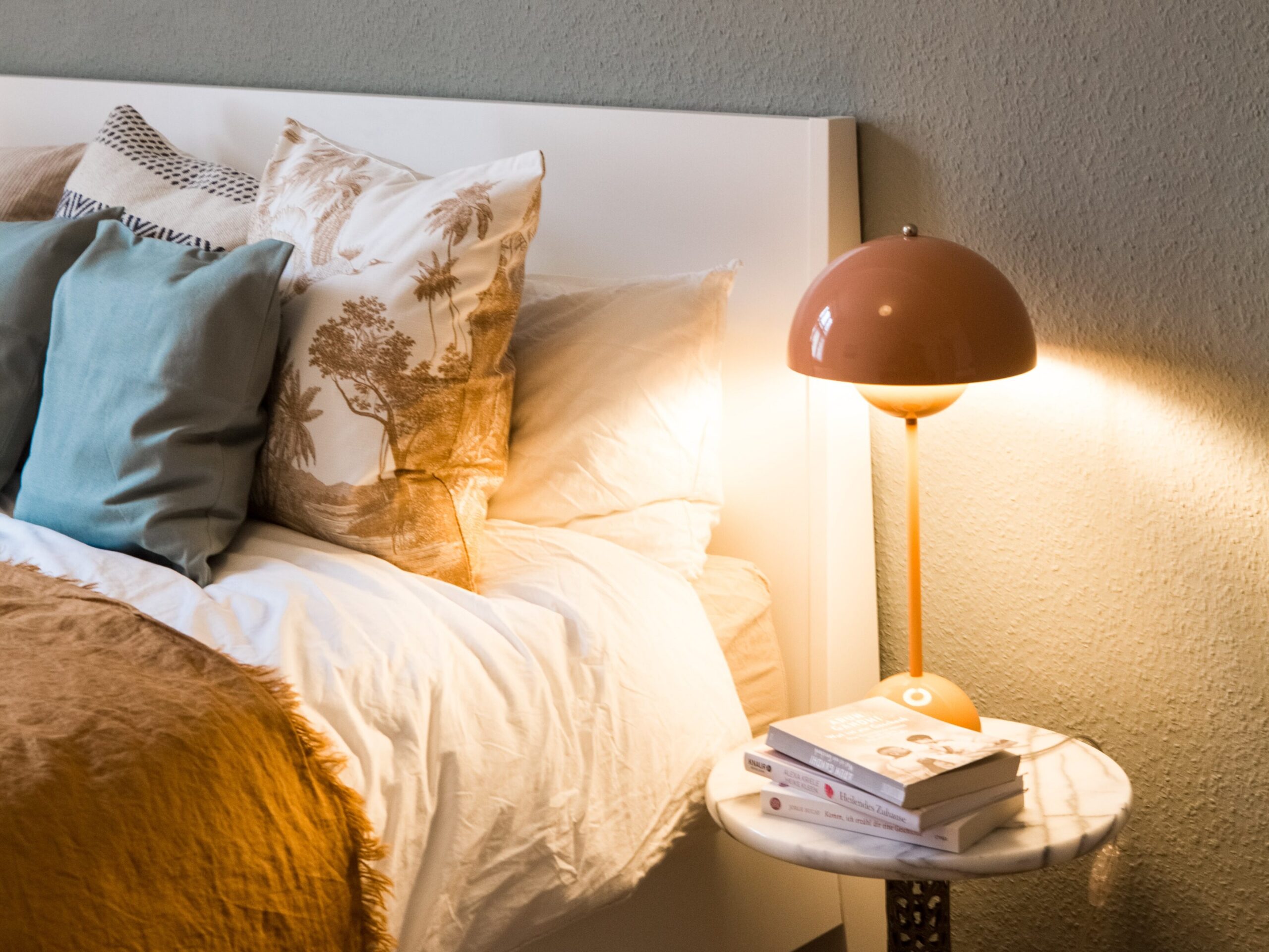 Bedroom with calm lighting 